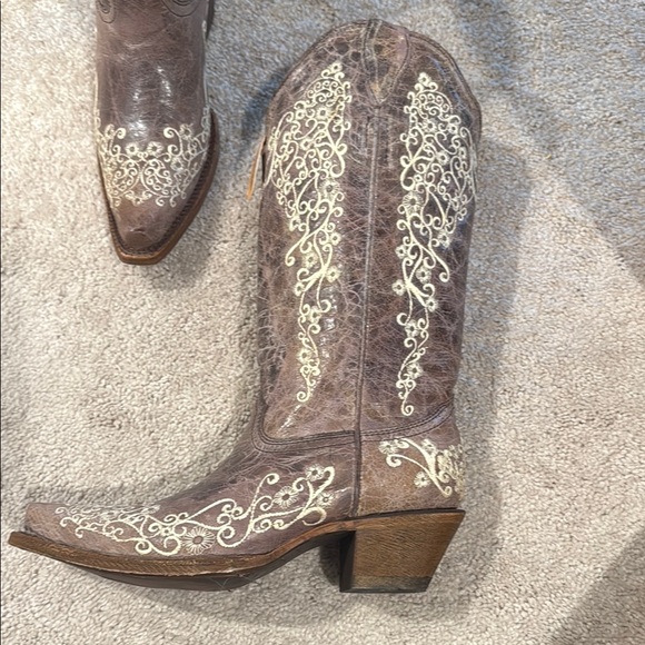 Corral Distressed Brown and Cream Embroidered Boots - Picture 2 of 5